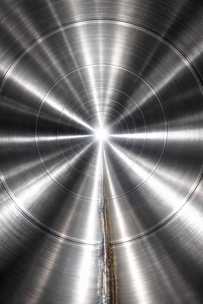 Interno di un tubo in acciaio inox scordonato con finitura satinata